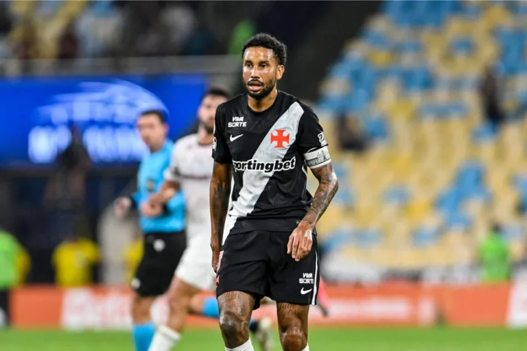 Vasco oferece renovação a Jair com redução salarial de 50%