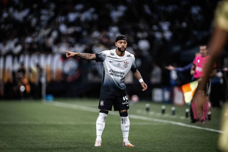 Corinthians vive crise nos bastidores e Memphis Depay se distancia do elenco 
