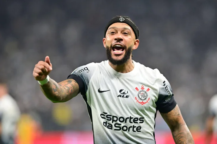 Memphis Depay em campo pelo Corinthians