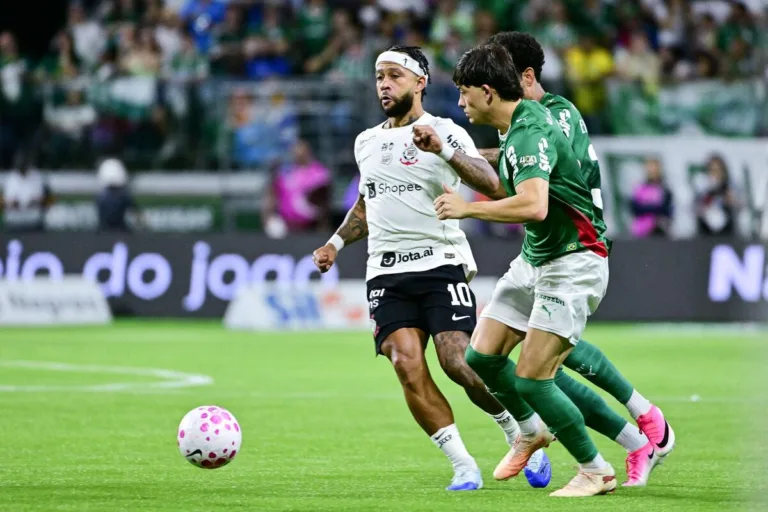 Palmeiras provoca Corinthians com música de Memphis Depay após goleada; vestiário do Timão tem discussão