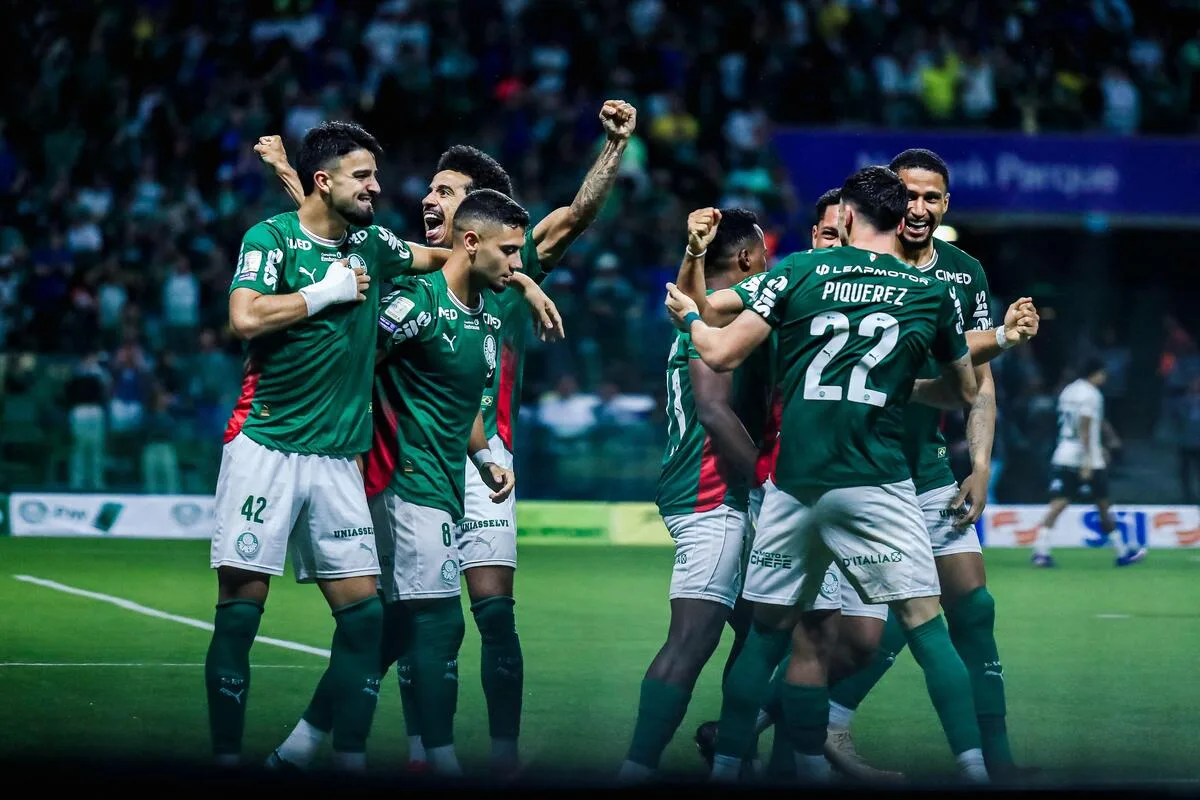 Palmeiras goleia Corinthians por 4 a 1, amplia crise do rival e segue na cola do Flamengo no Brasileirão