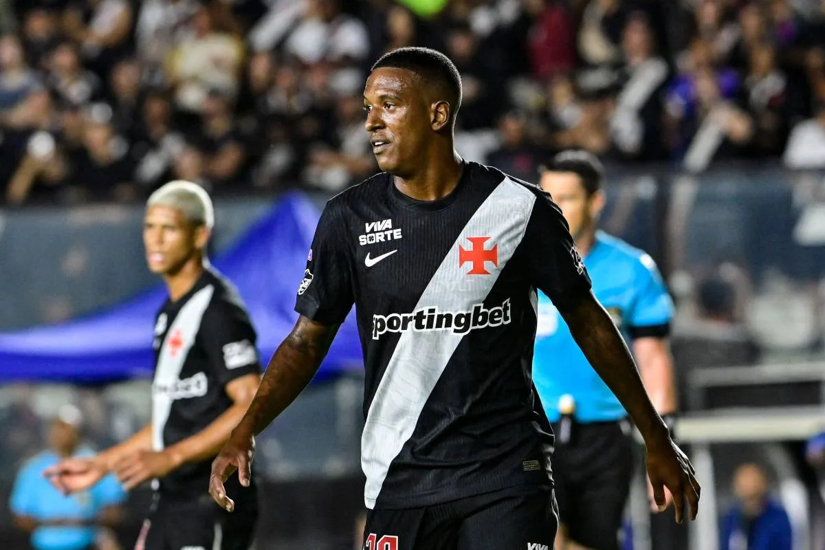Robert Renan sofre acidente de carro, e Vasco mantém programação