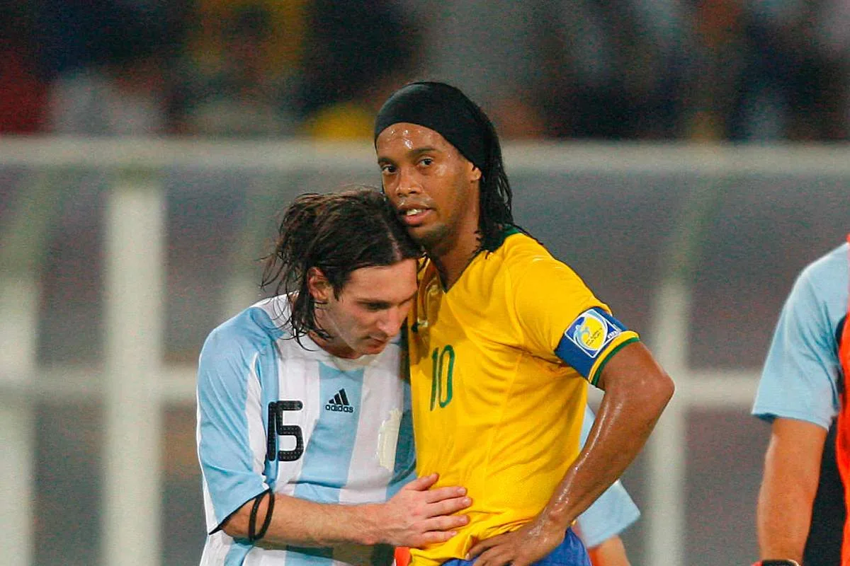 Ronaldinho homenageia Messi antes de despedida da Argentina