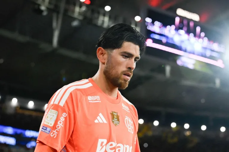 Rossi volta a enfrentar Estudiantes após ser herói do Flamengo nos pênaltis