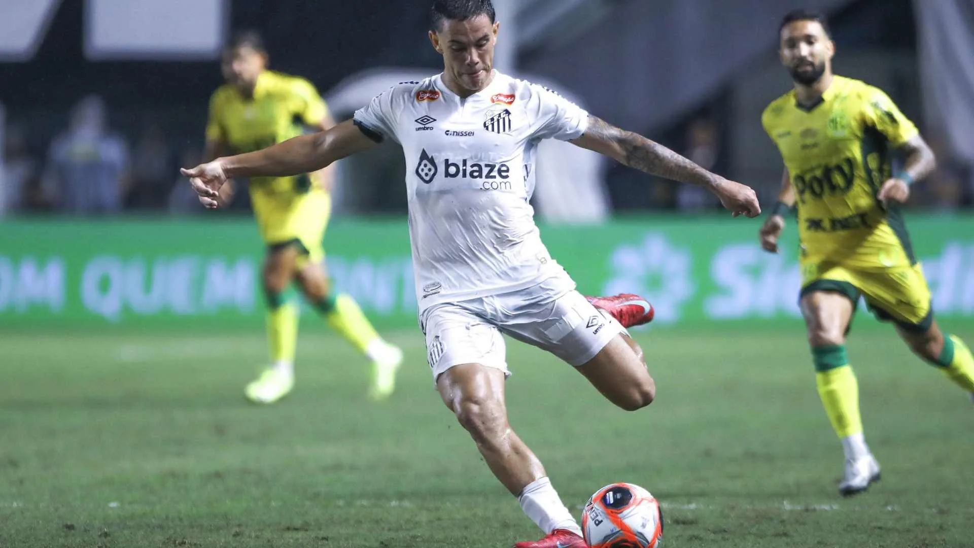 Santos recebe R$ 12,6 milhões por JP Chermont após atraso do Sharjah e alivia caixa