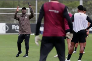 Seedorf muda concentração do Corinthians e só anuncia cortes dos relacionados no dia do jogo