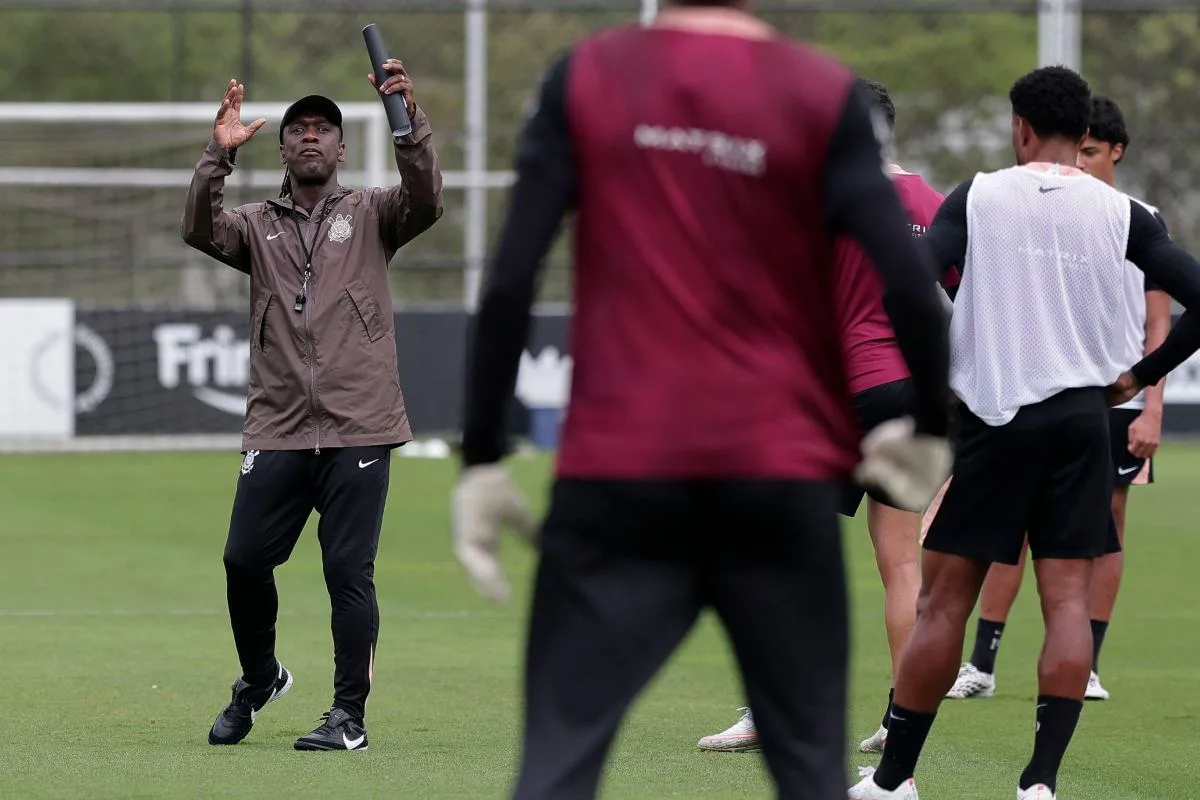 Seedorf muda concentração do Corinthians e só anuncia cortes dos relacionados no dia do jogo