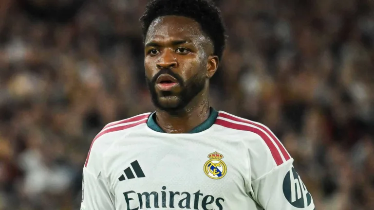 Vini Jr. chega ao “fundo do poço” no Real Madrid, diz jornal espanhol